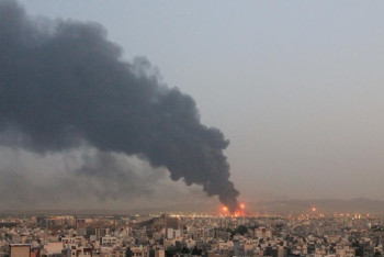 Фотография к новости: В Тегеране огнем охвачен один из крупнейших НПЗ Ирана