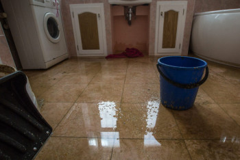 Фотография к новости: Астанчан заливает дождевыми водами после ремонта акимата