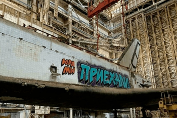 Фотография к новости: Роскосмос установил круглосуточную охрану разрисованного корабля "Буран"