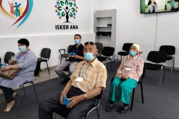 Фотография к новости: Шоколад раздают в пунктах вакцинации Алматы