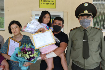 Фотография к новости: Выжившую на Чарынском каньоне девочку наградили в МЧС