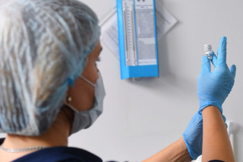 Фотография к новости: Онколог оценил безопасность вакцин от COVID-19 для больных раком