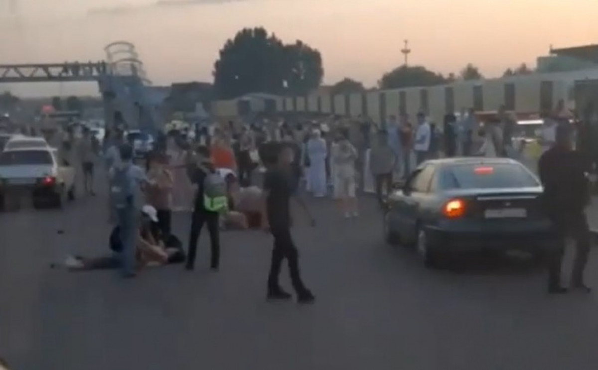 Водитель легковушки сбил троих пешеходов в Алматы