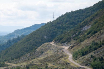 Фотография к новости: В Грузии автомобиль с туристами рухнул с обрыва