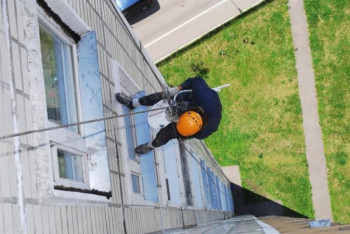 Фотография к новости: Женщину сняли с балкона третьего этажа в ВКО