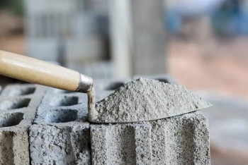 Фотография к новости: Снятие пенсионных, нехватка вагонов и искусственный ажиотаж. Кто виноват в удорожании цемента