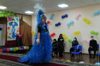 Фотография к новости: Скрепки, обои и мусорные пакеты: наряды для показа мод создали в женской колонии СКО