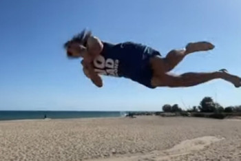 Фотография к новости: Невероятному мастерству вращения в воздухе научился трюкач из Испании