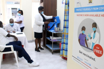 Фотография к новости: Воду вместо вакцины от COVID-19 ставили пациентам в Кении