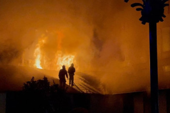 Фотография к новости: Сильный пожар в Алматы: горит магазин на Розыбакиева