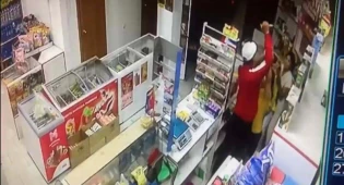 Мужчина на почве ревности устроил кровавую поножовщину на глазах у ребенка в Уральске