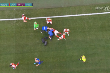 Фотография к новости: Футболист Дании потерял сознание в матче Евро-2020, его спасают на поле