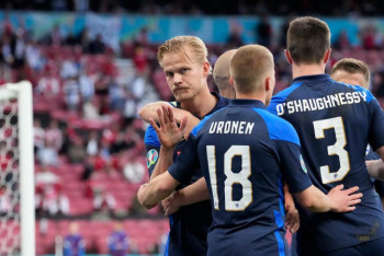 Фотография к новости: Приостановленный из-за инцидента с датским футболистом матч сенсационно выиграла Финляндия