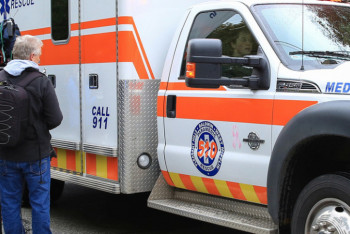 Фотография к новости: Три человека погибли при въезде машины в донорский центр в США