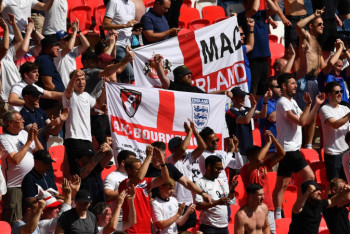 Фотография к новости: Фанат упал с верхнего яруса трибуны во время матча Евро-2020