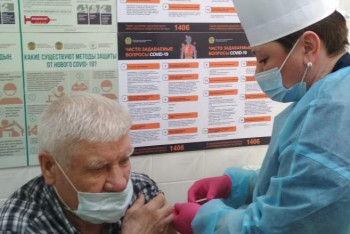 Фотография к новости: Привитые в Балхаше пенсионеры получат сертификаты на пять тысяч тенге