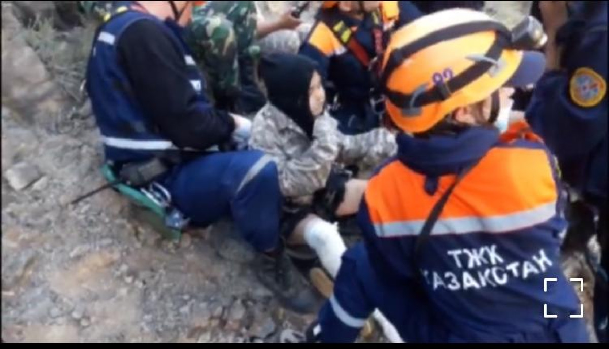 Сель на Чарыне: за спасение школьницы наградили 20 человек