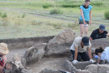 Фотография к новости: Древний могильник разгромлен в Баянаульском нацпарке