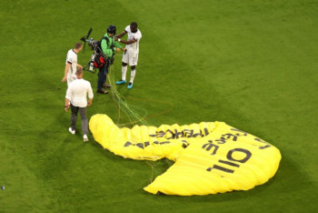 Фотография к новости: Парашютист приземлился на поле перед матчем Евро-2020, в котором Франция обыграла Германию