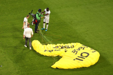 Фотография к новости: Парашютист приземлился на поле перед матчем Евро-2020, в котором Франция обыграла Германию