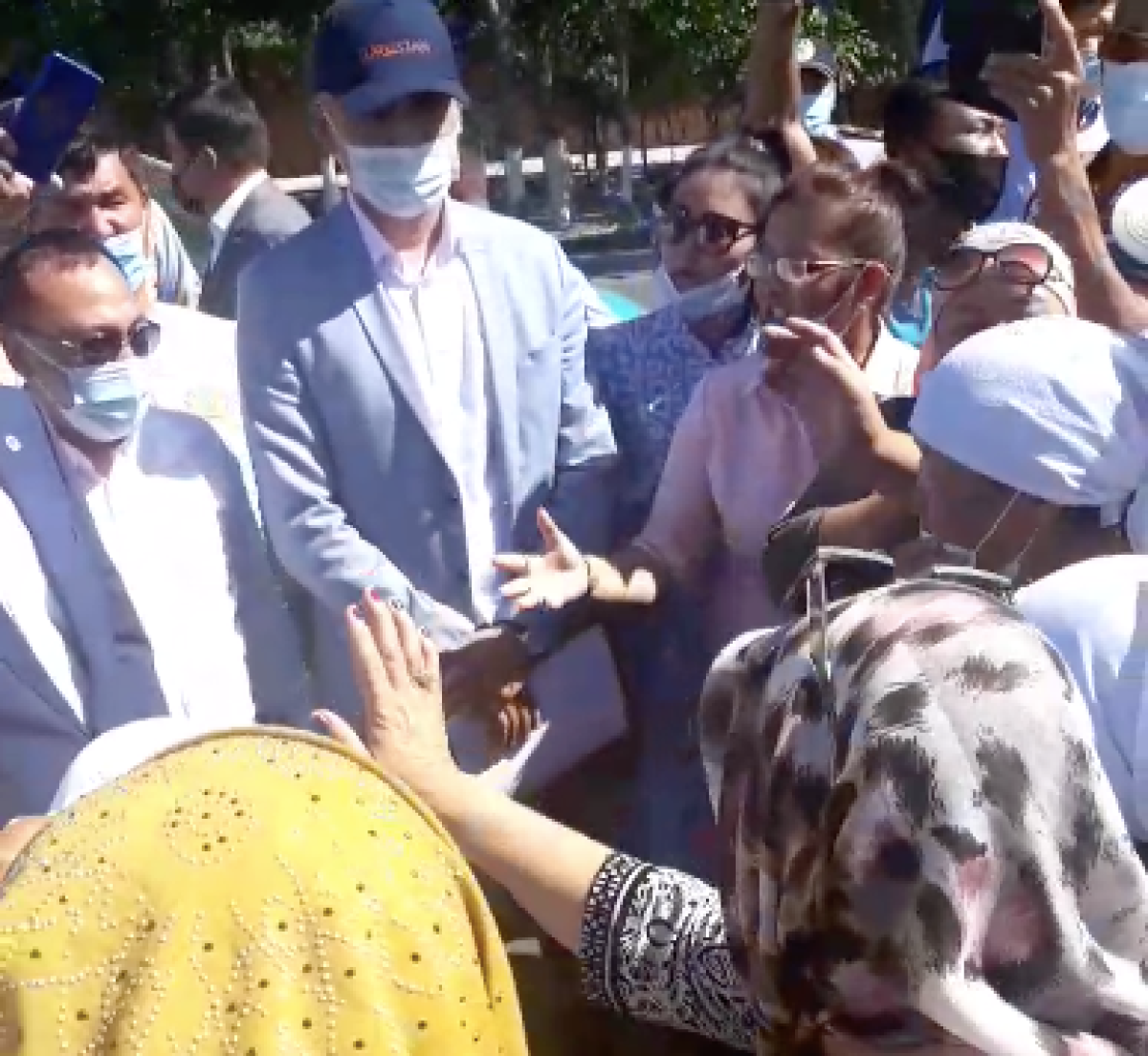 Жители Туркестана перекрыли дорогу в знак протеста