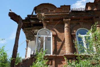 Фотография к новости: Стену старинного особника разрушили в Семее