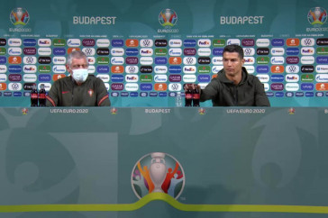 Фотография к новости: В УЕФА потребовали от футболистов не трогать бутылки спонсоров на пресс-конференциях