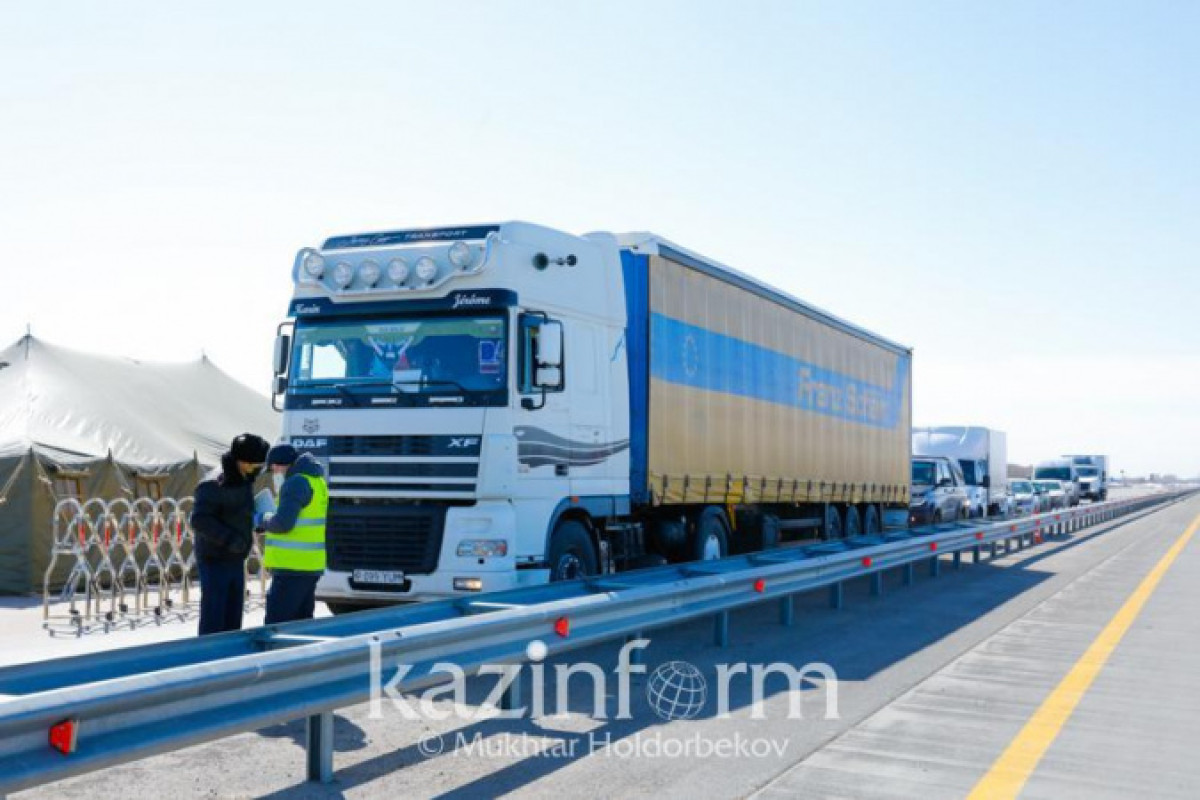 Досматривать грузы на границе запретили казахстанским налоговикам