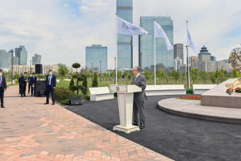 Фотография к новости: Токаев открыл мемориал в честь медработников в Нур-Султане