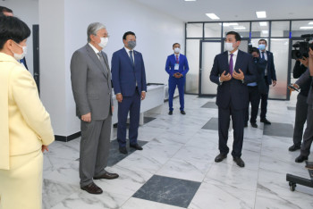 Фотография к новости: Токаев посетил поликлинику в Нур-Султане