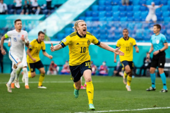 Фотография к новости: Сборная Швеции благодаря голу с пенальти обыграла словаков в матче Евро