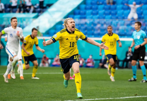 Фотография к новости: Сборная Швеции благодаря голу с пенальти обыграла словаков в матче Евро