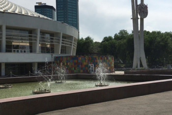 Фотография к новости: Женщина и двое детей едва не погибли от удара током в фонтане возле алматинского цирка