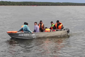 Фотография к новости: Пятеро человек перевернулись на мини-яхте в Бурабае