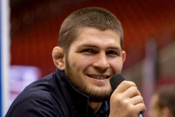 Фотография к новости: Хабиб Нурмагомедов опубликовал фото в казахском чапане