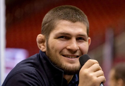 Фотография к новости: Хабиб Нурмагомедов опубликовал фото в казахском чапане