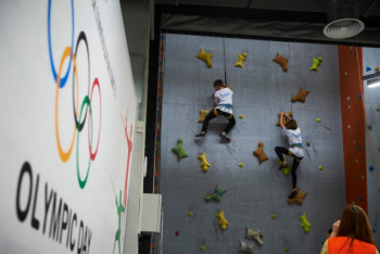 Фотография к новости: Олимпийский день отметили на скалодроме в Алматы