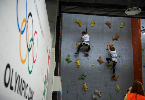 Фотография к новости: Олимпийский день отметили на скалодроме в Алматы