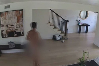 Фотография к новости: Ворвавшийся в чужой дом голый мужчина напугал хозяев и убил попугаев