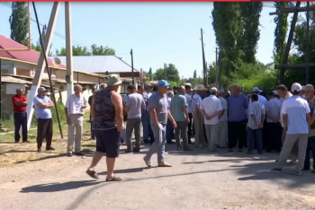 Фотография к новости: Уставшие пить воду с фекалиями сельчане перекрыли дорогу к зонам отдыха в Туркестанской области