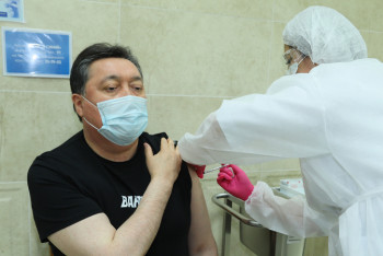 Фотография к новости: Аскар Мамин получил прививку от COVID-19