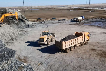 "Проклятые золотом". Жители Бестобе добились остановки фабрики, но могут теперь остаться без работы