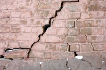 Фотография к новости: Новостройка в Уральске разрушается на глазах