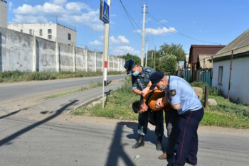 Фотография к новости: Наркотики пытались перебросить через забор в колонию Уральска