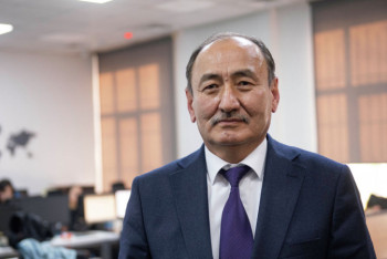 Фотография к новости: Глава минздрава Кыргызстана лечится от коронавируса иссык-кульским корнем