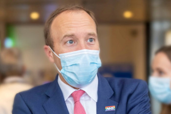 Фотография к новости: Глава Минздрава Великобритании подал в отставку после громкого скандала