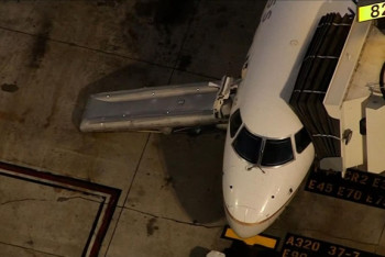 Фотография к новости: В США мужчина выпрыгнул из выруливающего на взлетную полосу самолета