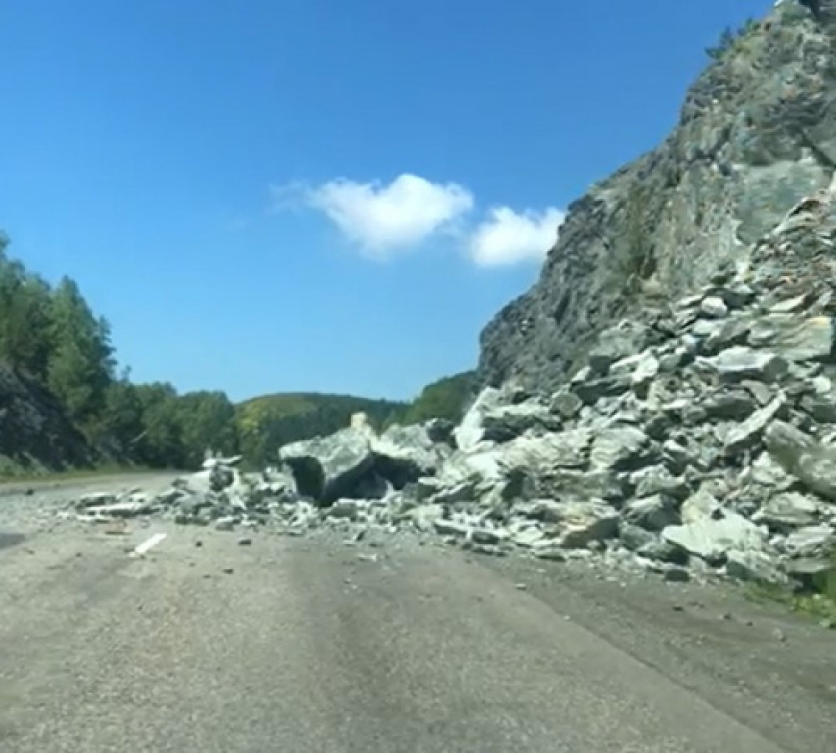 Часть скалы обрушилась на трассу Усть-Каменогорск – Алтай в ВКО