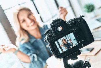 Фотография к новости: Блогеров в Норвегии обязали помечать отретушированные фото в соцсетях