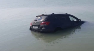 Автомобиль упал в море в Мангистауской области